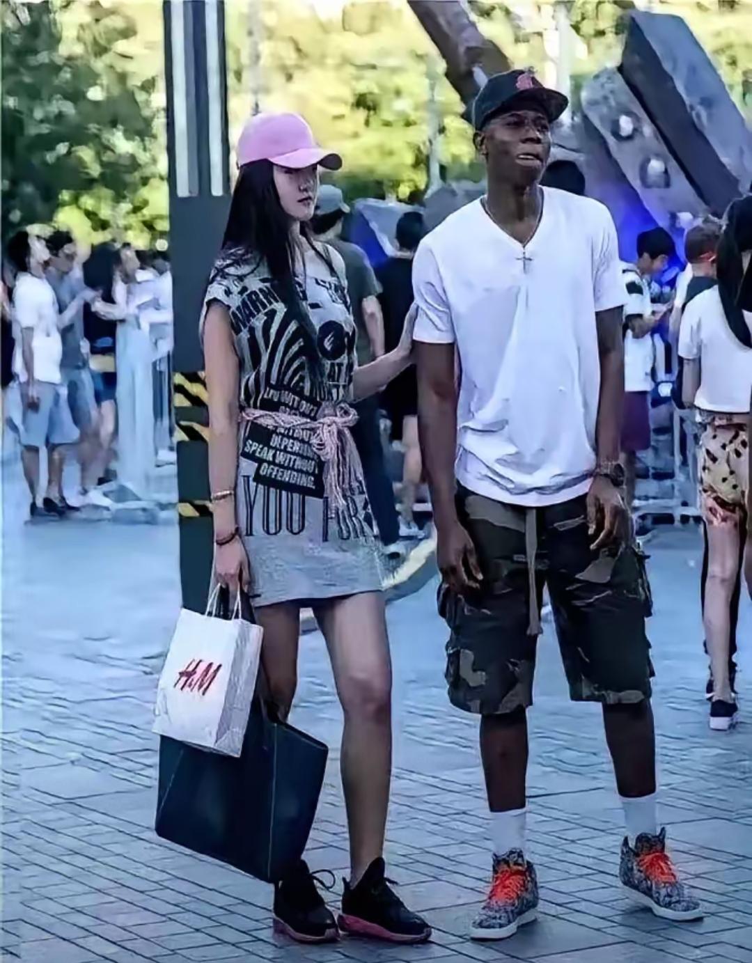 上海南京路的中非情侣手拉手刷爆街拍，“黑人男友日常”话题破两亿热度，可评论区满是