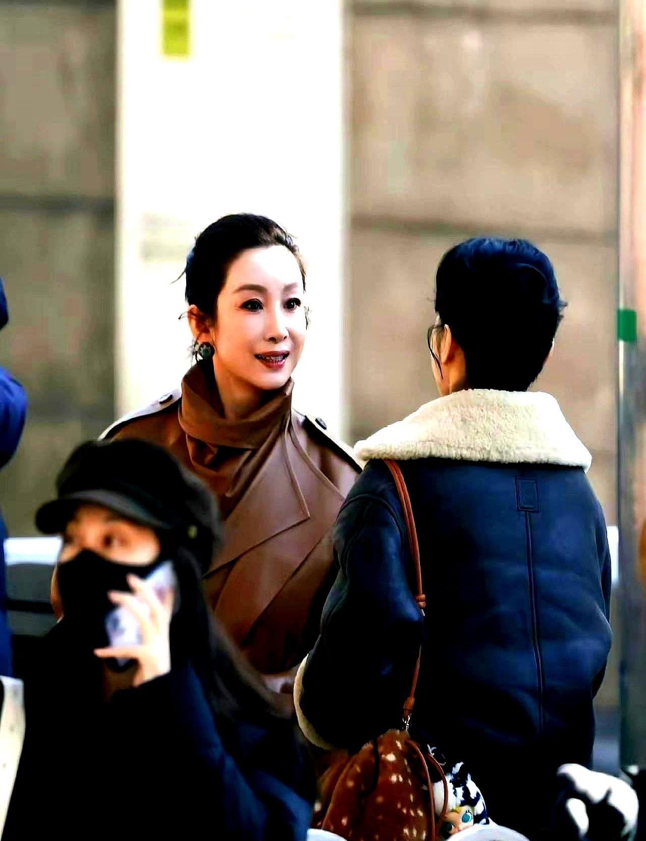 7万块的皮大衣算什么？秦海璐这次春晚彩排，简直是把“老娘刚签完几十亿合同”的气