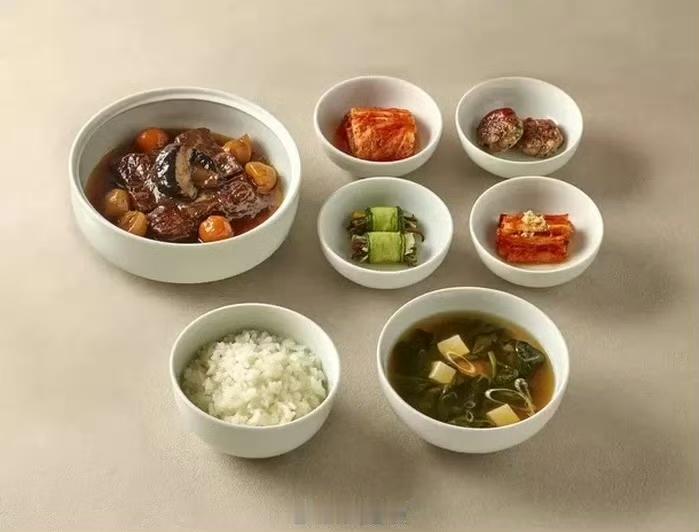 不是我说，韩国菜真的上不得席面！下图是韩国的国宴，没错，他们给特朗普就吃这个，