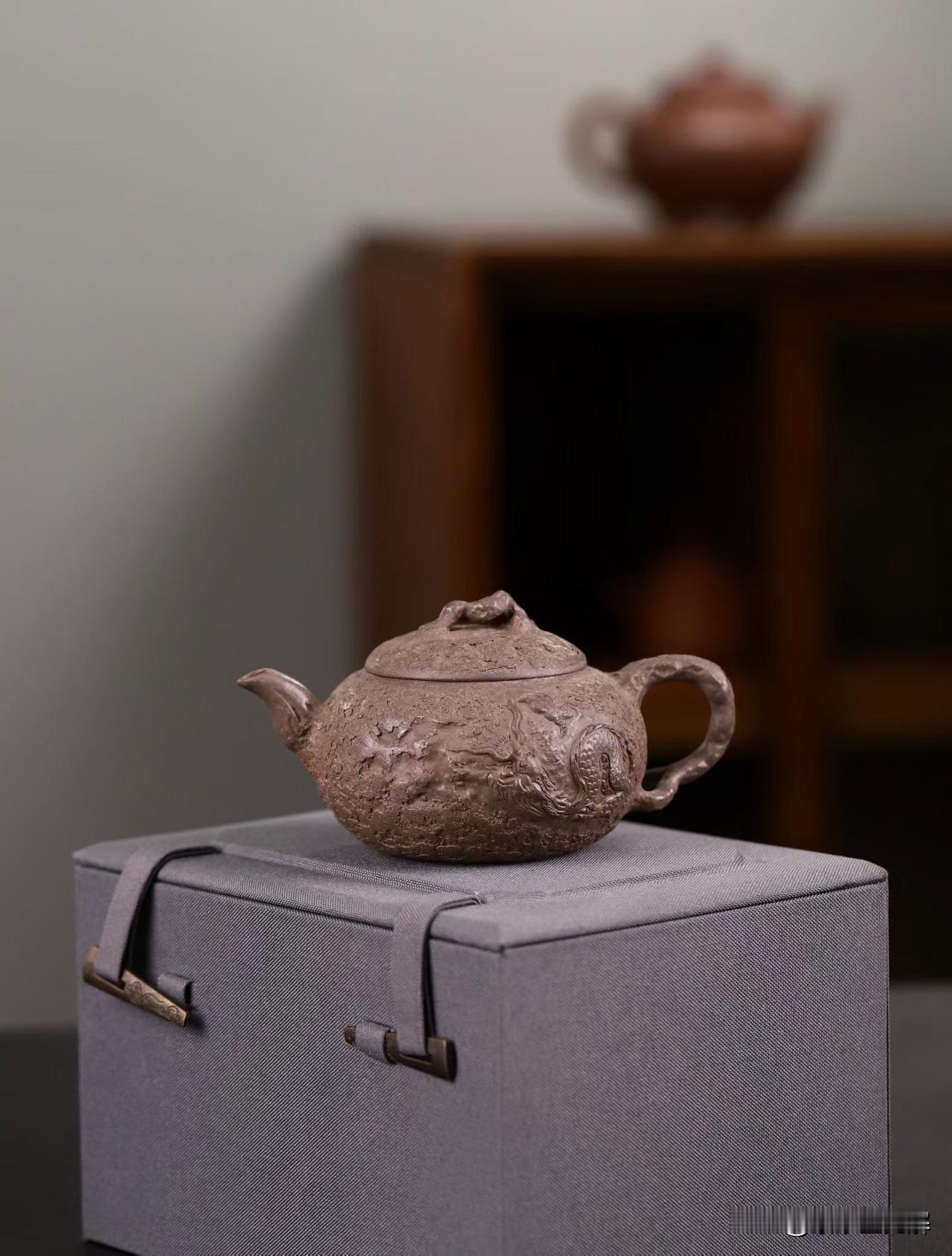 没有灵魂的紫砂，再贵也是废品！前几天跟一位玩壶几十年的高工喝茶，他指着桌上那把