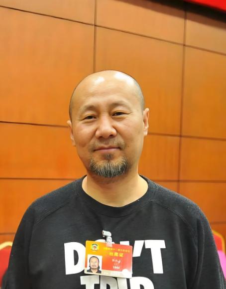 当年，腾格尔因为喝酒花了600多万，开的四个酒楼也倒闭了，妻子哈斯高娃直接离开了