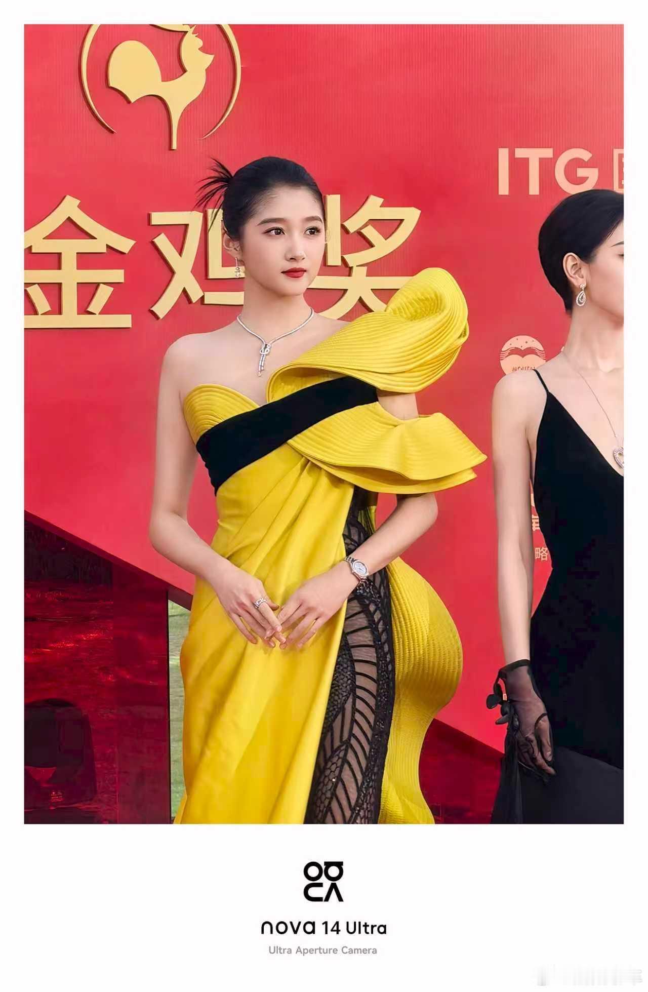 红毯最能考验一个手机的摄影能力，这里灯光复杂而且闪光灯很多，晓彤在红毯的表现力一