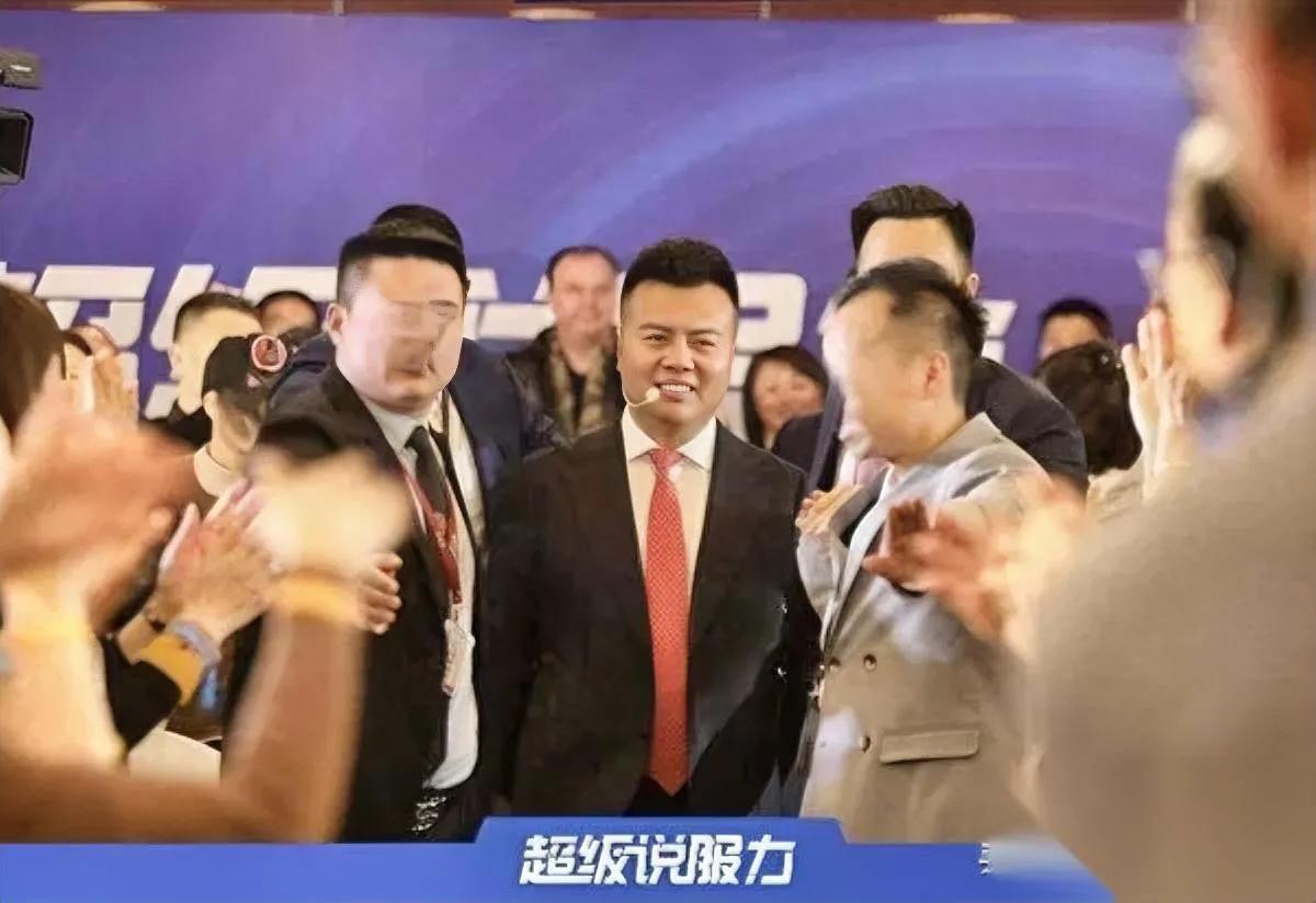高中文凭变大师？他靠编故事骗惨无数人！杨涛鸣不过高中毕业，却敢自称“亚洲