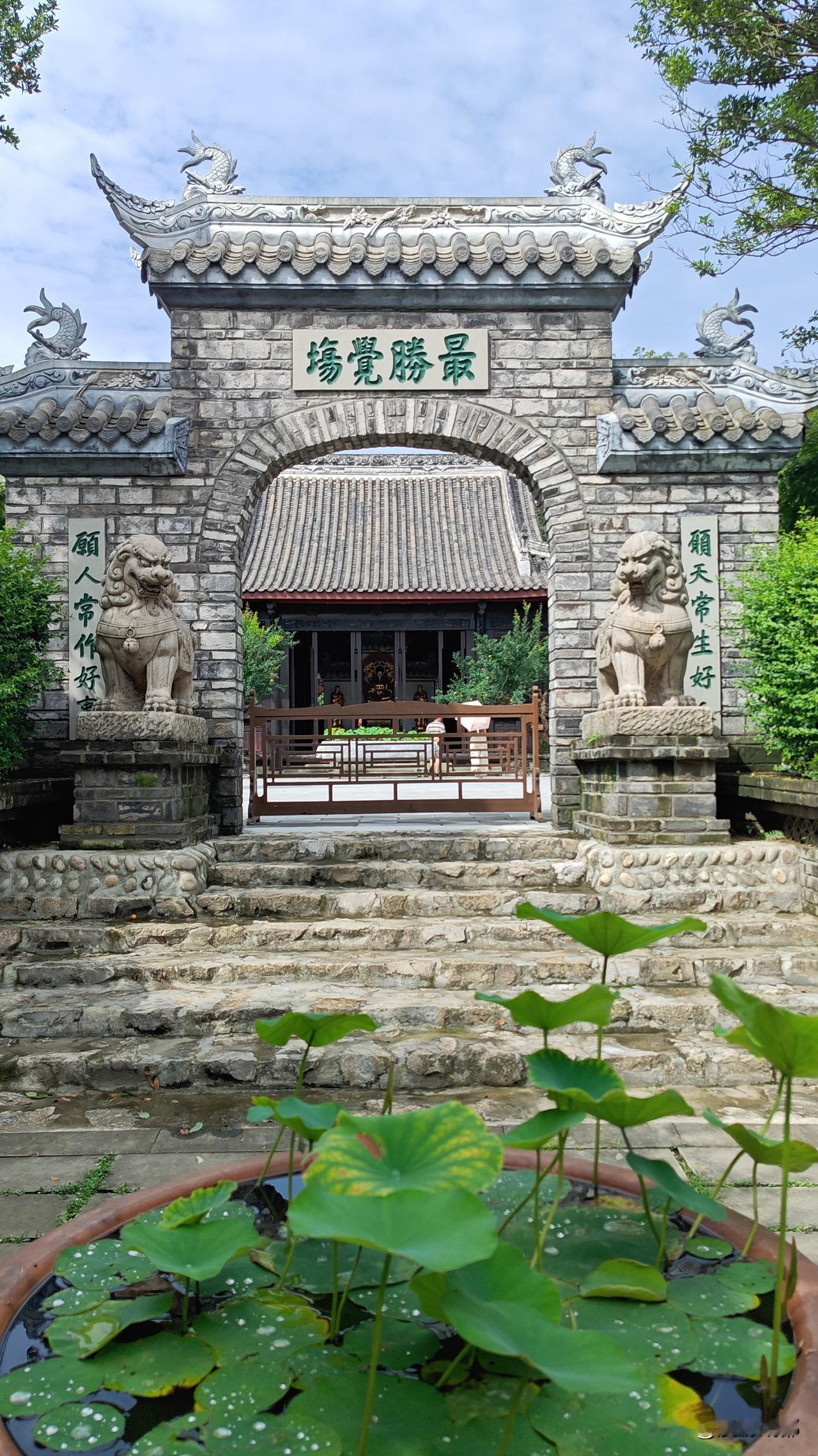 成都郫都区的护国寺，据说是700余年古寺，地方有点偏，但比较清幽，建筑大多是近些