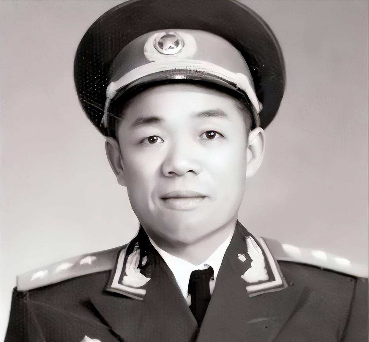 1946年2月，韩先楚从延安抵达东北，就任东北民主联军第四纵队副司令员。当时他只