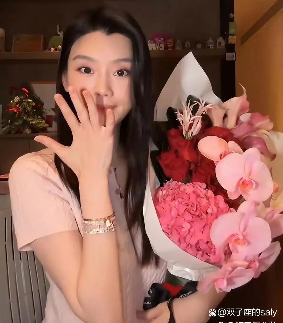 奚梦瑶素颜出镜一只手上带了五条钻石手链