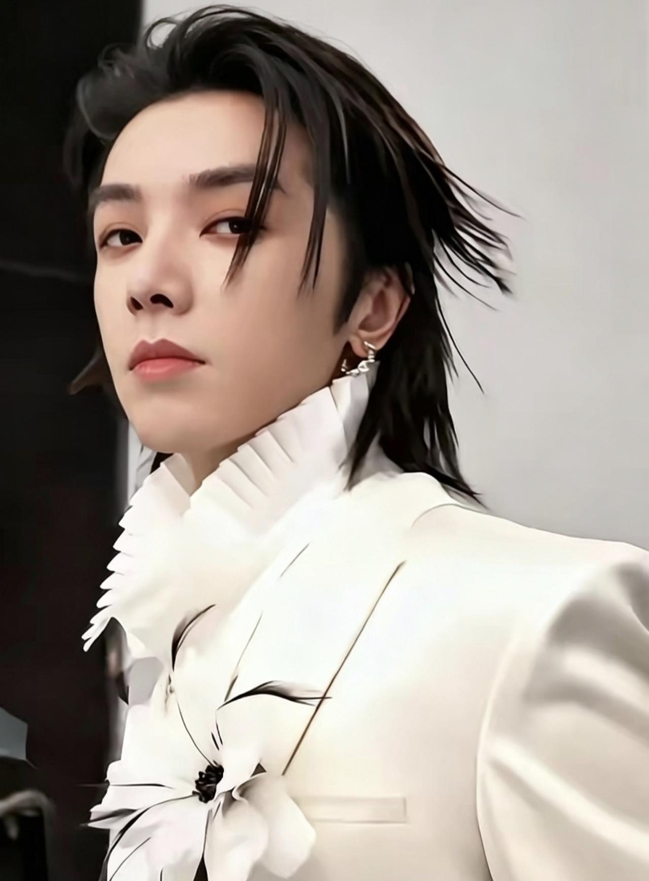 华晨宇彻底破防落泪，背后的代价实在太沉重了。早前他瞄准文旅赛道，在抚仙湖拿