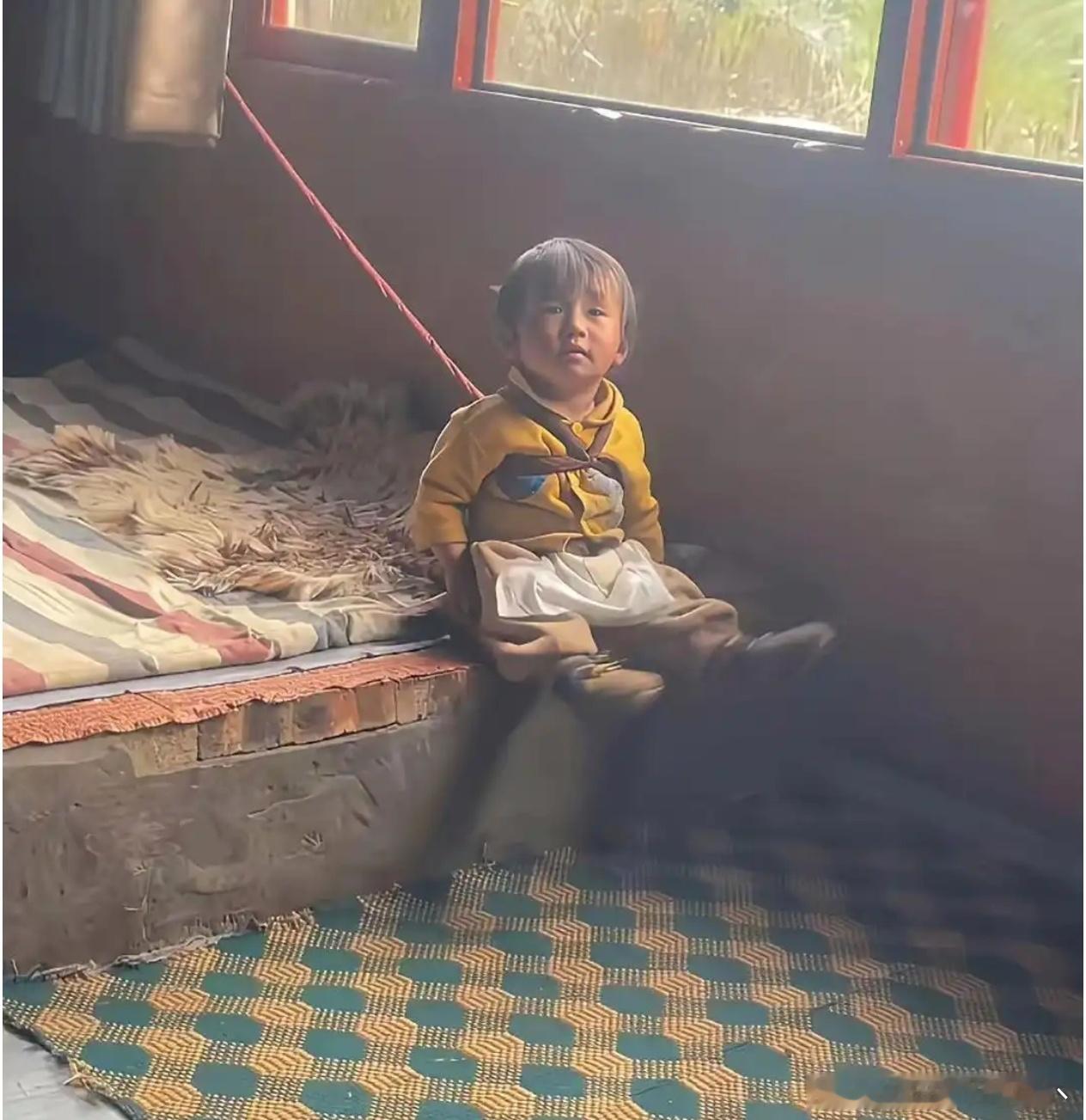 她到底哭了多少次，才会这么安静的在晃脚看天空