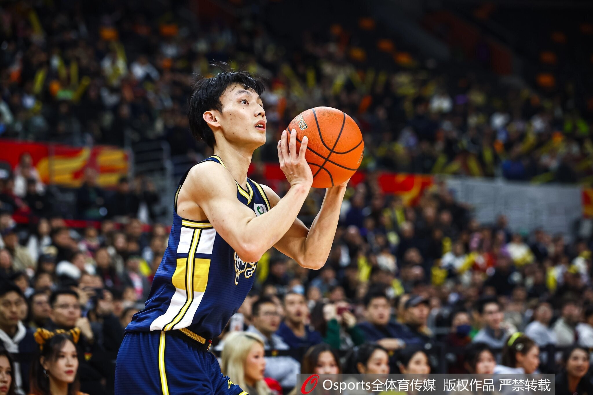 杜锋: 徐杰已经去医院拍片子了 他受伤后年轻人顶不上来&防守崩了