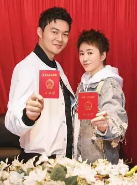 2018年，许文赫突然发了一条微博，内容是：等不了长发及腰了，现在就娶，并配上他