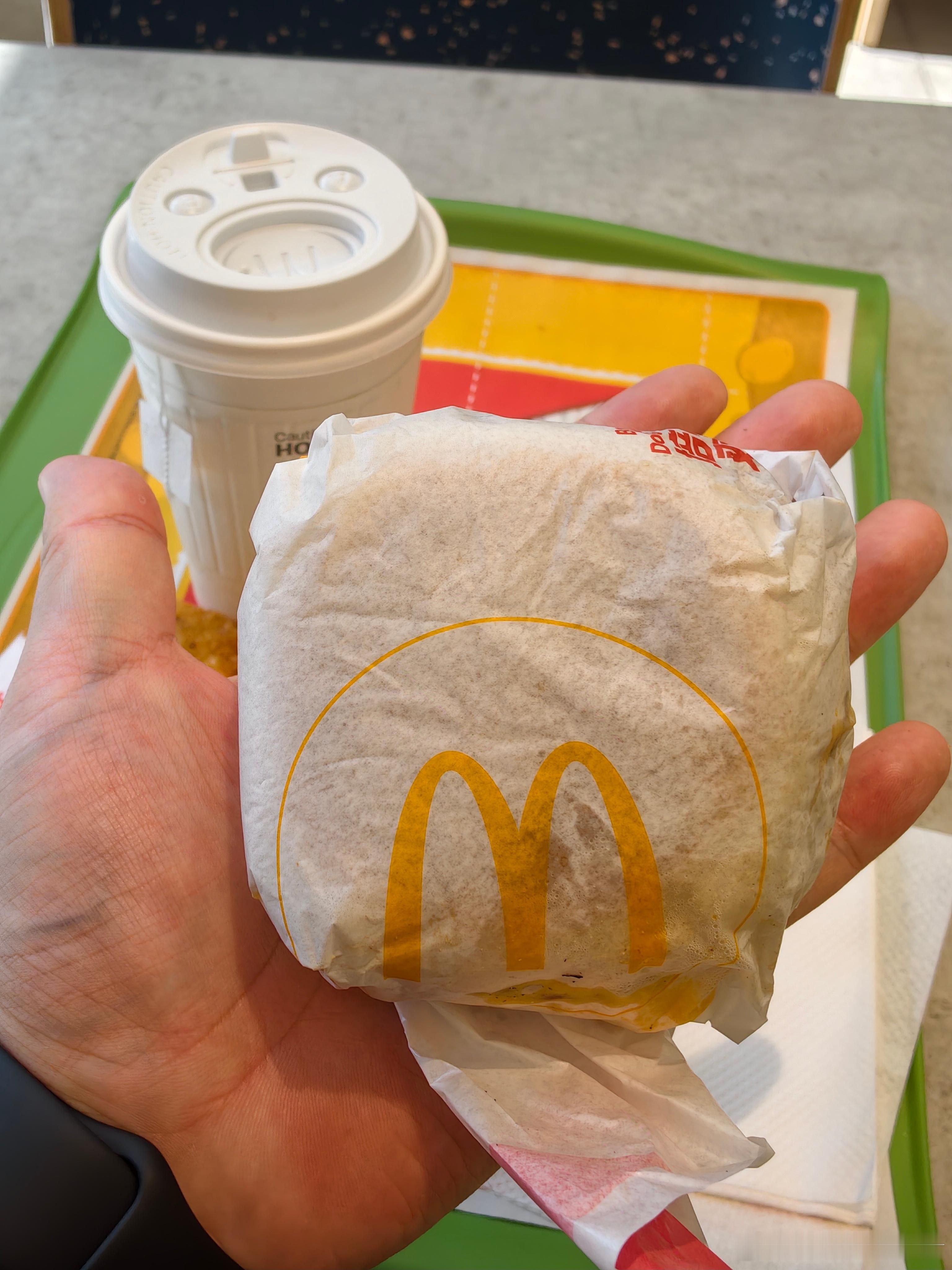 早啊各位，又是早起干饭的一天话说麦门这个早餐是真有点小，两口