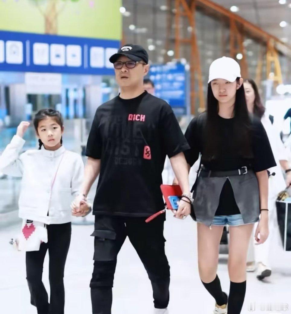 森林北汪峰你们两家孩子都能凑一桌吧，森林北自己两个孩子，汪峰自己四个孩子，真的