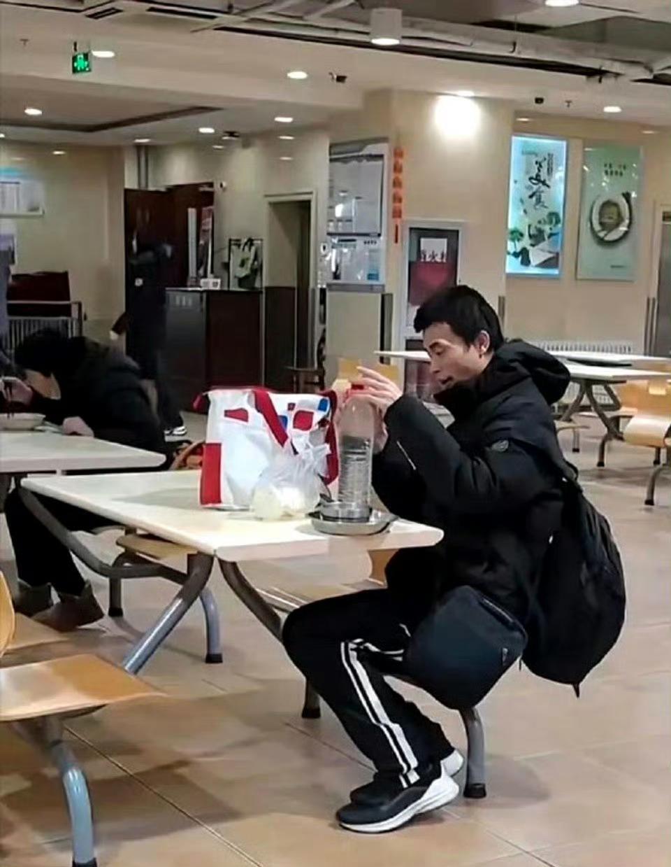 韦东奕成了千万粉丝博主——数学大师的魅力，果然跨越次元壁！他拎着矿泉水、抱着馒