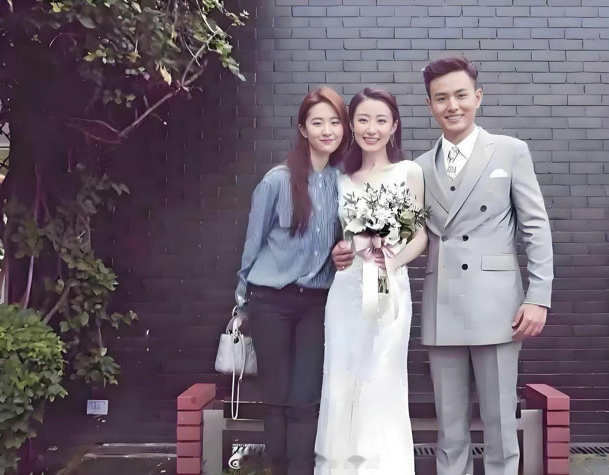 去参加婚礼的刘亦菲，也不会抢新娘风头