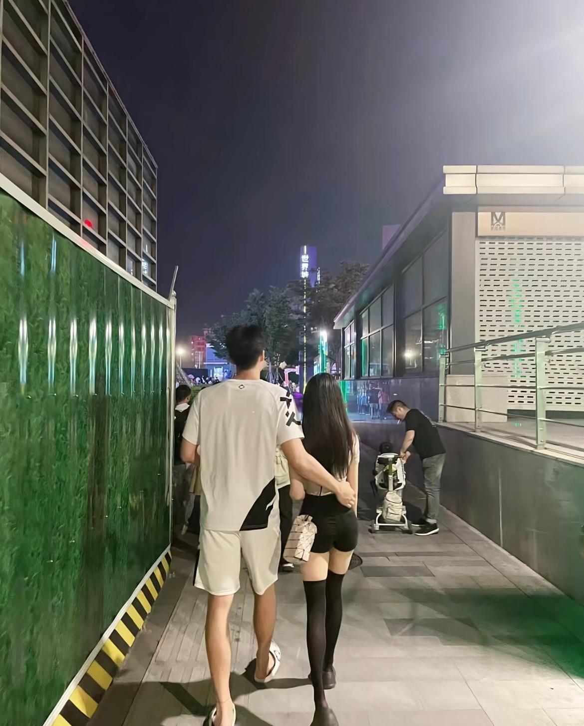 姐妹拍到我和男朋友的背影