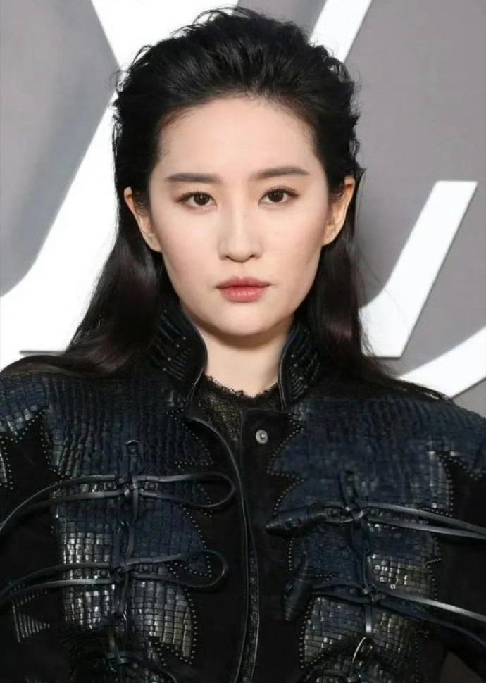 近日刘亦菲亮相时装周，她这回搭配了一身黑色的衣服，看上去非常的有型。刘亦菲上