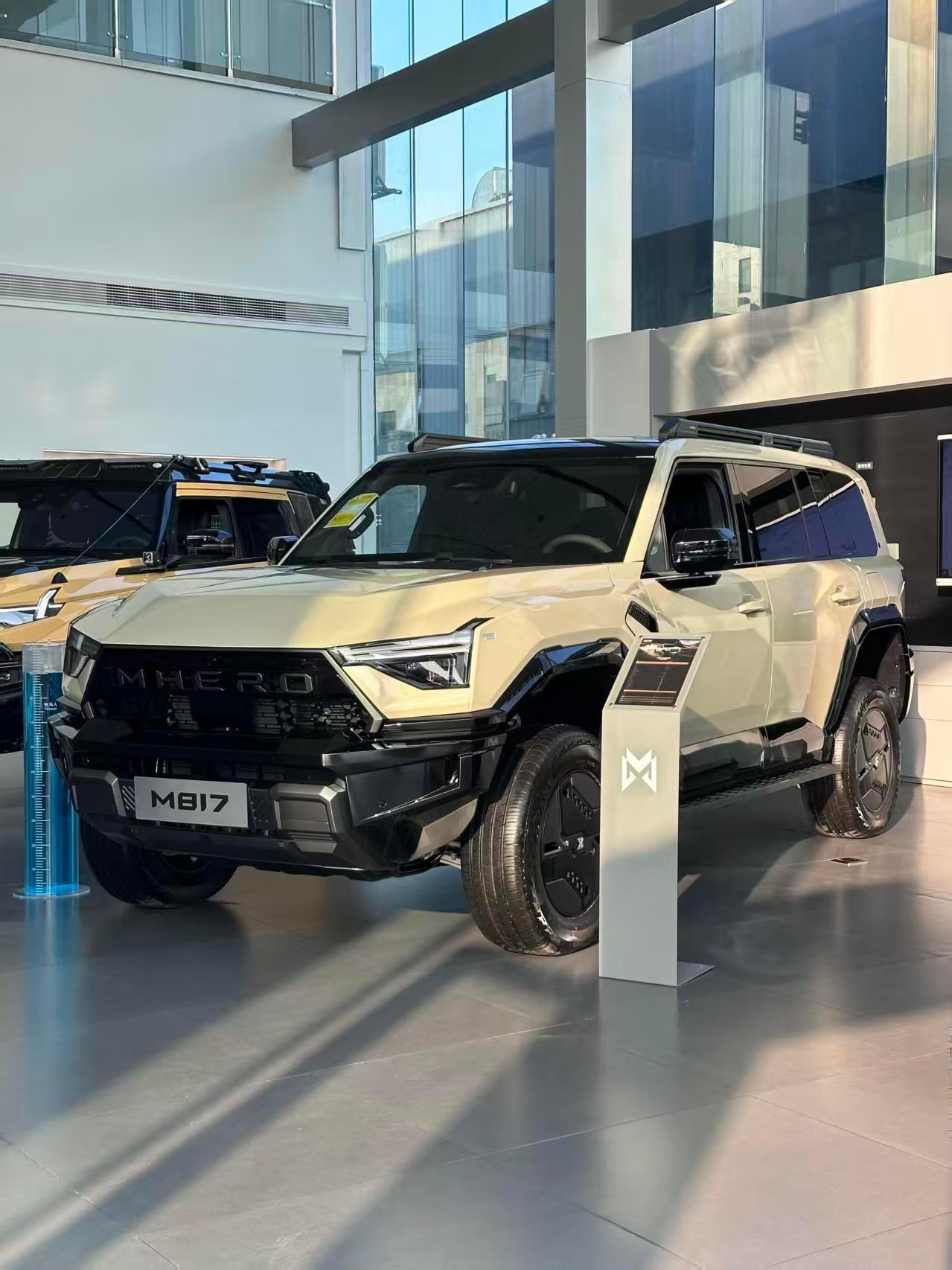 开这车出门气场太强了，底盘超高，带三把差速锁，面对泥泞陡坡都很有信心，纯粹的硬核