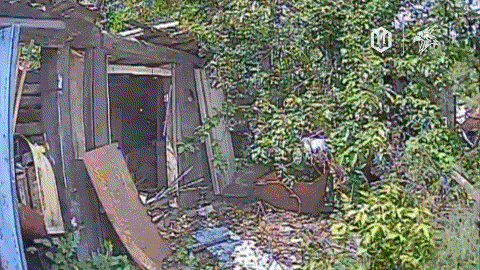 一名俄军士兵慌不择路地钻进一间破旧的谷仓，蜷缩在阴暗的角落里，大气都不敢喘。心里