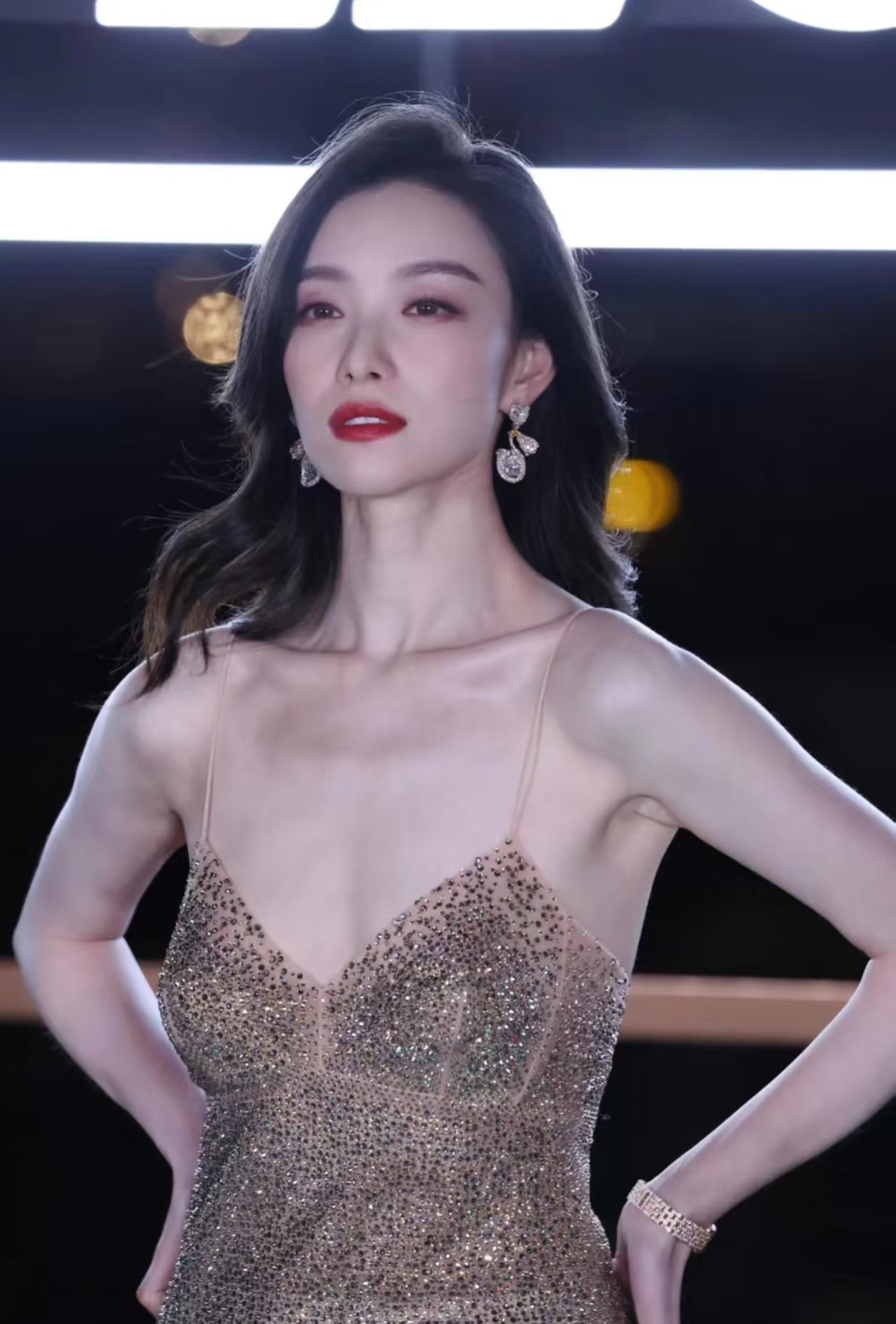 倪妮井柏然中间居然有个夹心饼干井柏然已经和刘雯谈婚论嫁，而倪妮还是单身，他们俩