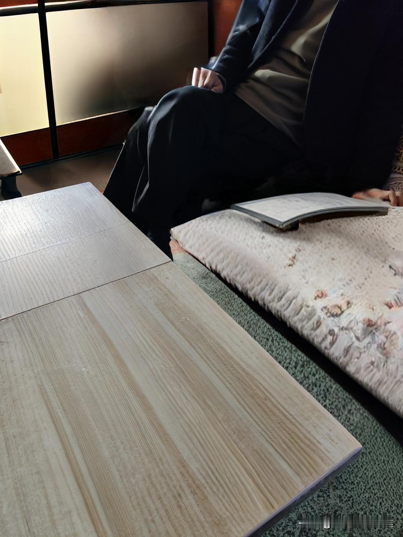 发小来了家里。当年我的小学同学，我妈是班主任，他是班长，是我妈的红人。不过，