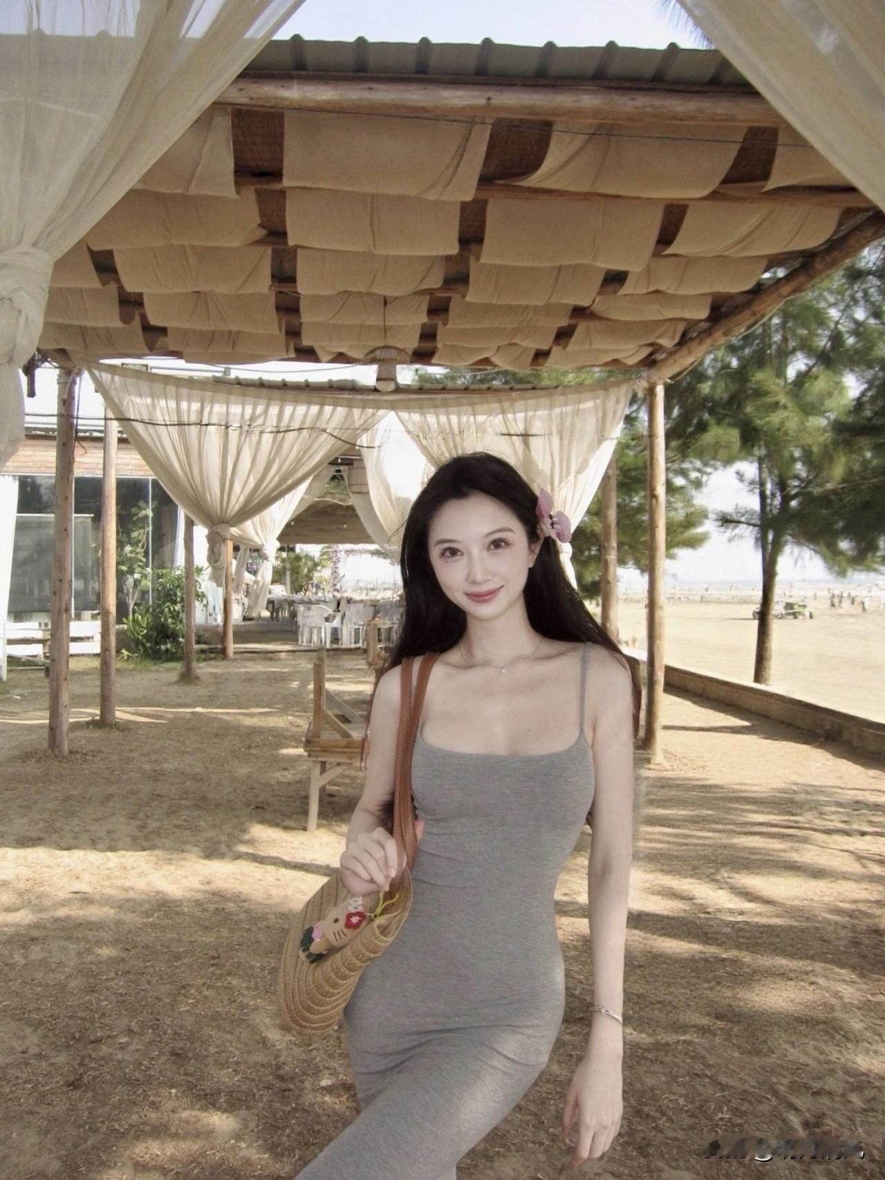 穿长裙拍照，不用硬凹造型，有时候一个简单的回头，反而最出片。那天出门拍照，穿了条