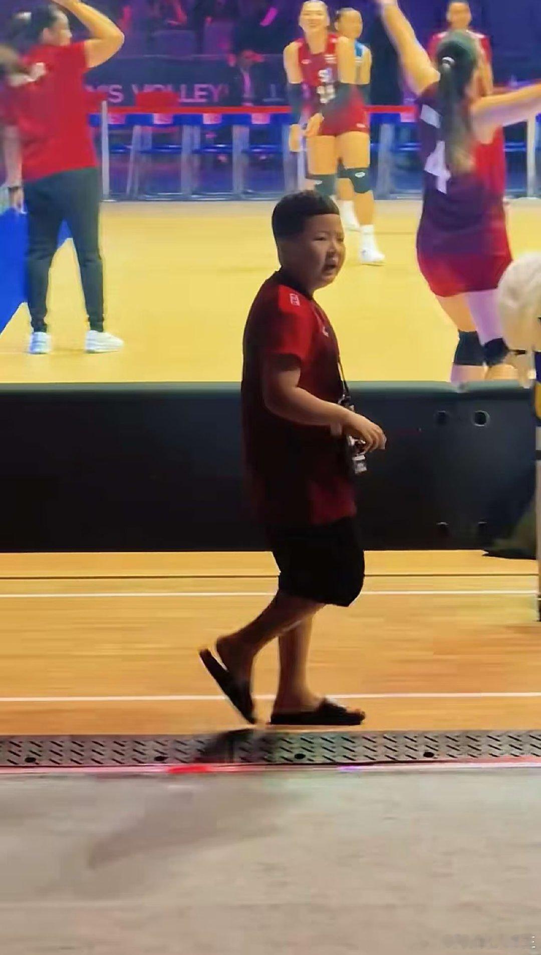 冯坤和加提蓬的儿子今年8岁，身高不矮，长相随母亲，性格内向，不爱参与泰国女排的集