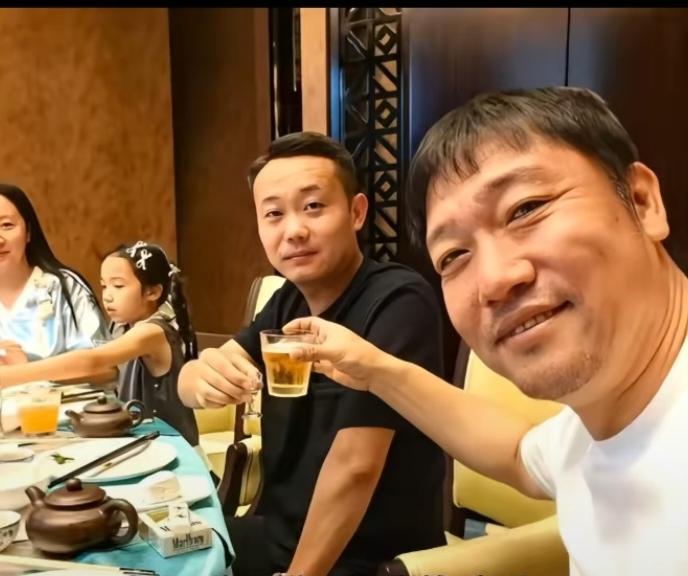 贾冰这次塌房不塌房，不敢说但有一点敢肯定那就是，以后他再也不会参加所谓的哥们