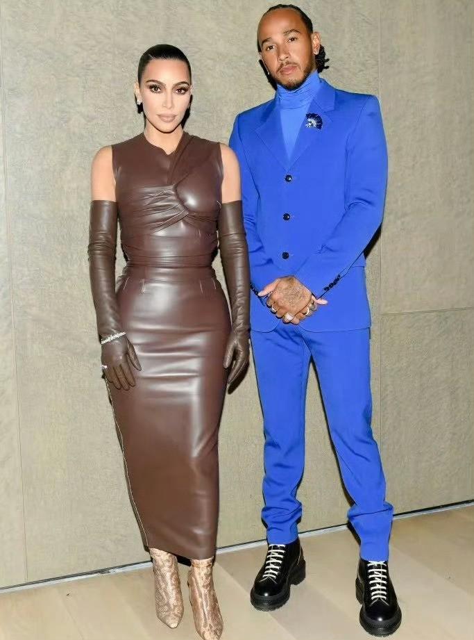 金·卡戴珊和男友刘易斯·汉密尔顿现身贾斯汀·比伯在科切拉音乐节的演出。把脸包住了