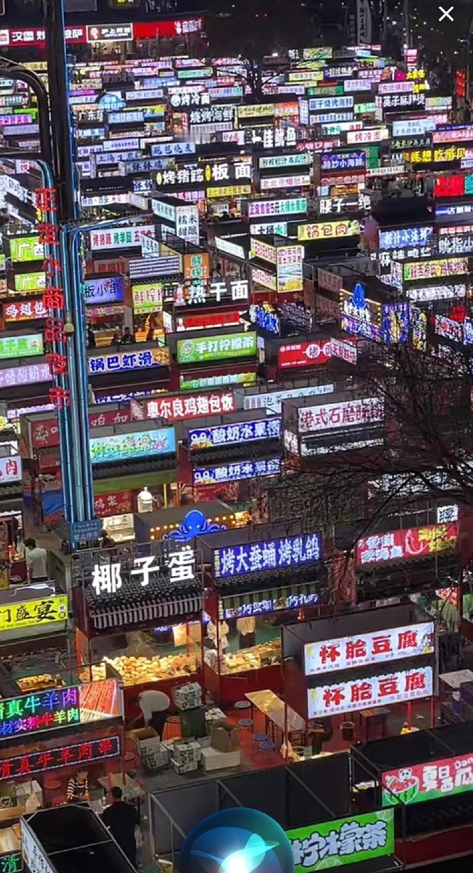 这么多的摊位卖宵夜，摊比人多，人人做生意，个个是老板，妙！