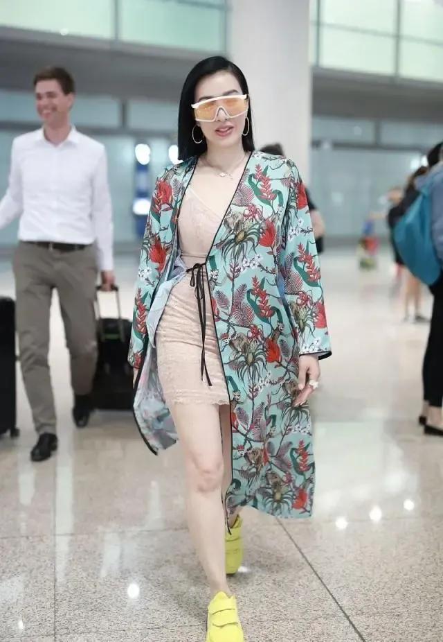 钟丽缇这到底是怎么了？怎么穿成这样就出门了？这身装扮看起来还真是一言难尽啊！