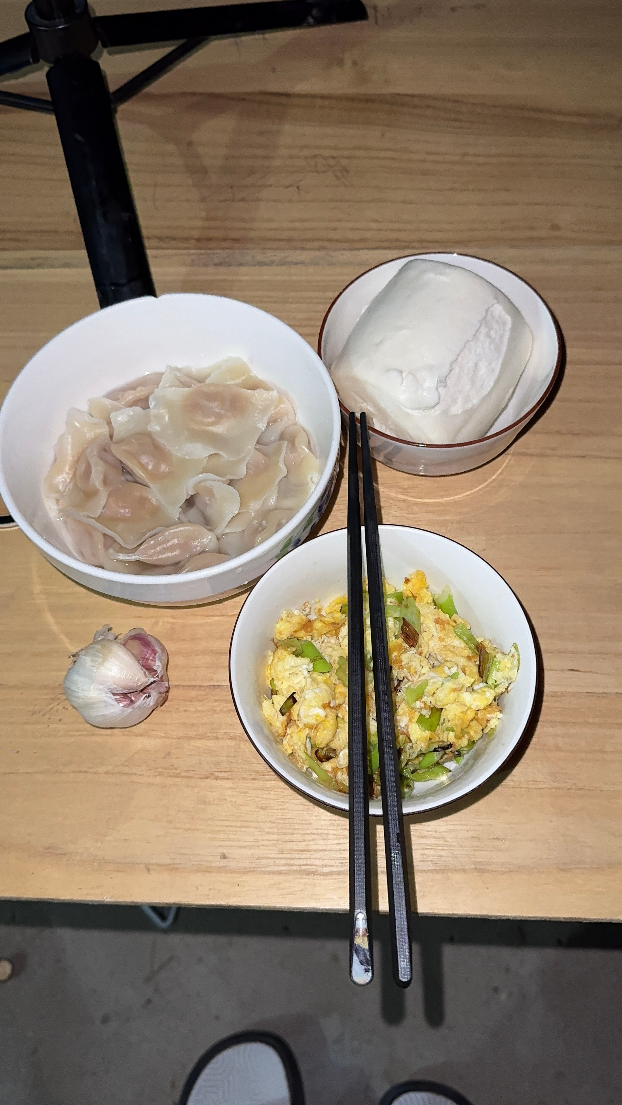 河南农村的夜宵，真的，新蒜胜过所有​​​