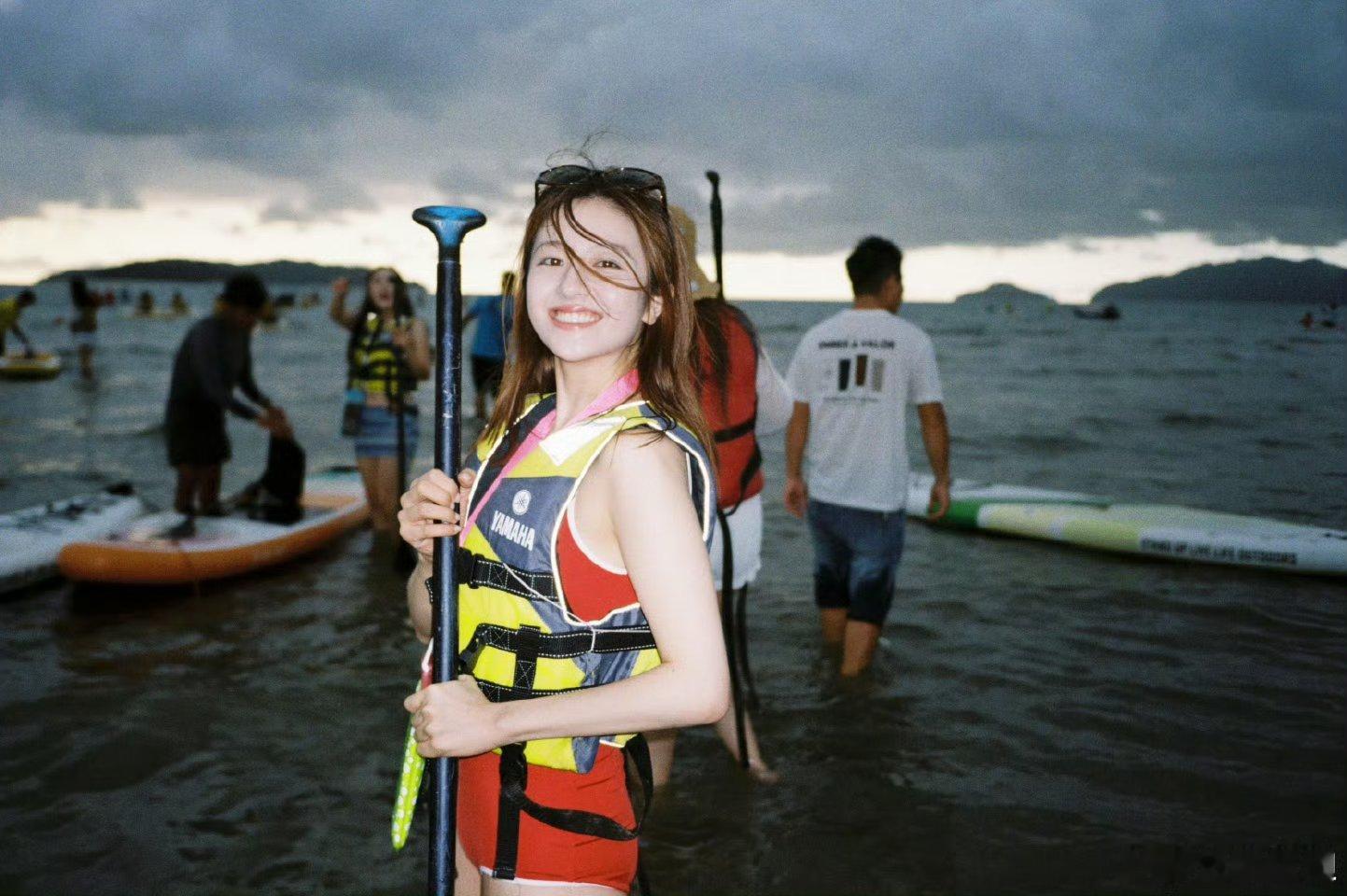 李兰迪泳装以前就觉得她笑起来特别有感染力，这组泳装照更是把那种活力值拉满了！看着