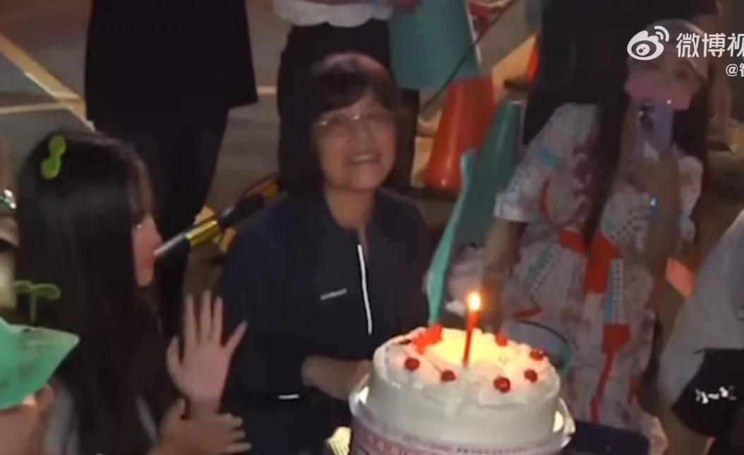 柯文哲的妹妹柯美兰8月2日带领小草到土城开守所外为柯文哲庆生，并许下三个愿望。一
