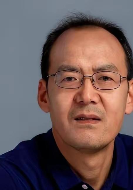 说实话，这种人挺“可怕”的。一个副教授，安安静静搞了三十年计算机。你知道