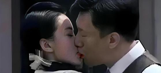 2008年《潜伏》开拍，沈傲君和孙红雷拍完吻戏后，她悄悄地对导演说：我给
