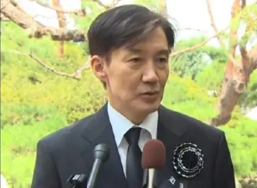 韩国政坛，前总统尹锡悦把曹国拿下，现总统李在明利用手中的权利特赦曹国归来，把韩国