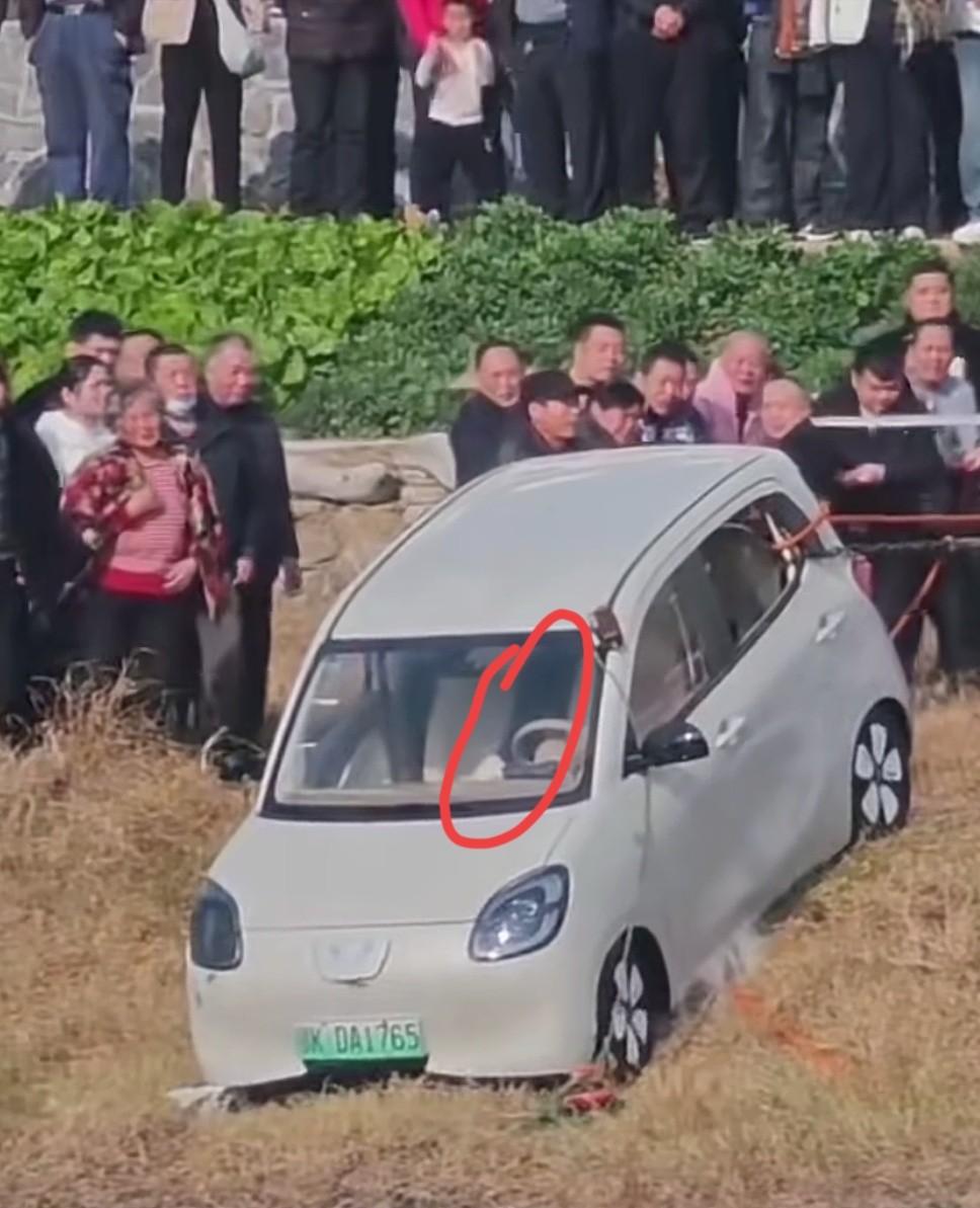 湖北天门女司机坠河这事儿，不知道大家注意到一个细节没有，车辆拖起来的时候，女子并