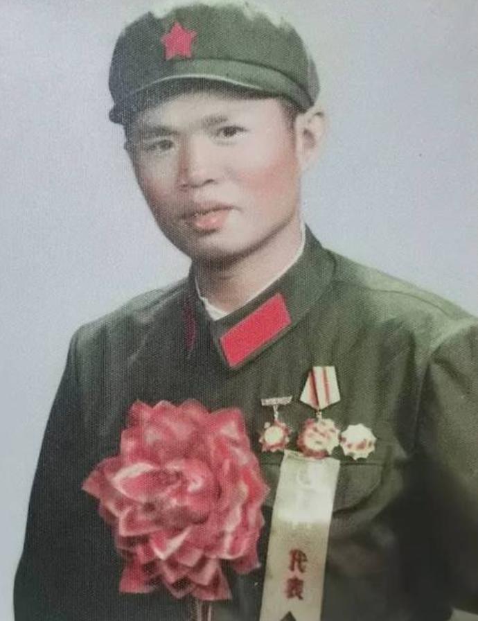 1982年，手握两枚一等功、保送军校名额在手的战斗英雄龙洪春，顶着彻底断送仕途的