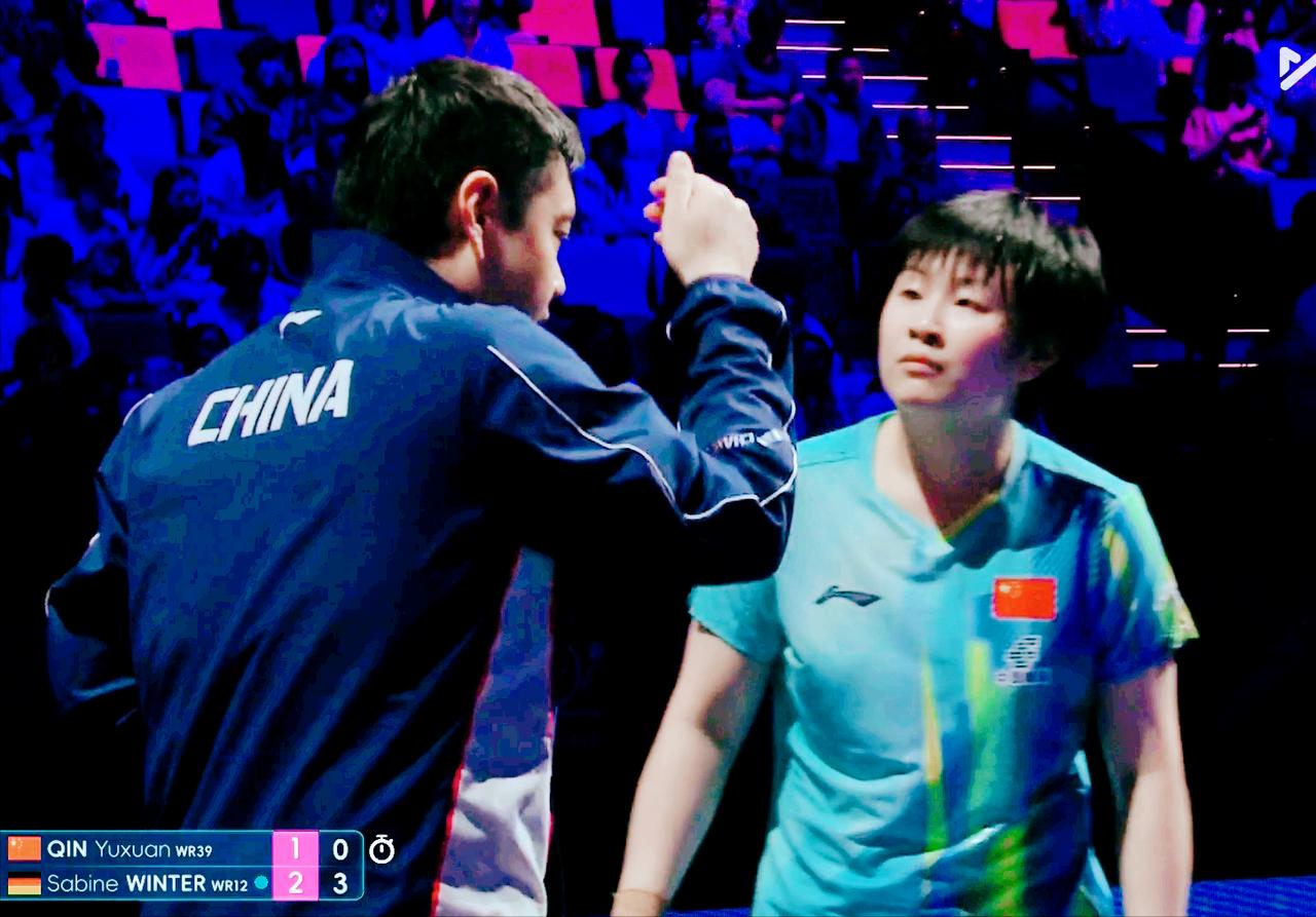 邱贻可气崩了！现场指导从没受过这气！邱贻可一直和覃予萱说：发正手短，别给