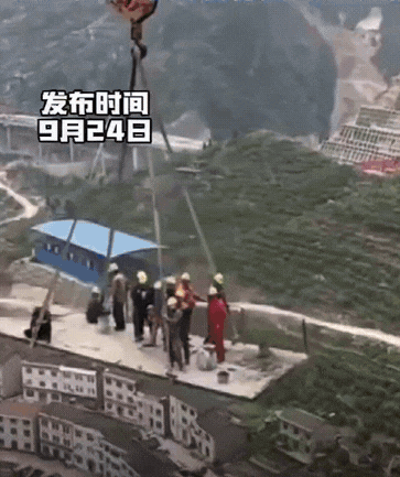 看得我腿都软了！十几个工人站在一块钢板上，然后操控吊机，从几百米高的地方把他们