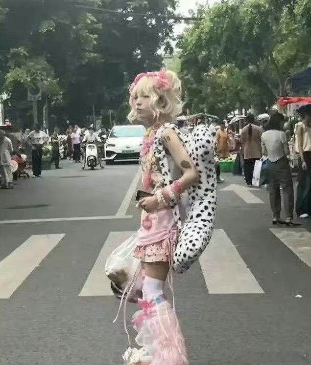 看到很多人攻击这个女孩！我感觉很漂亮啊​​​