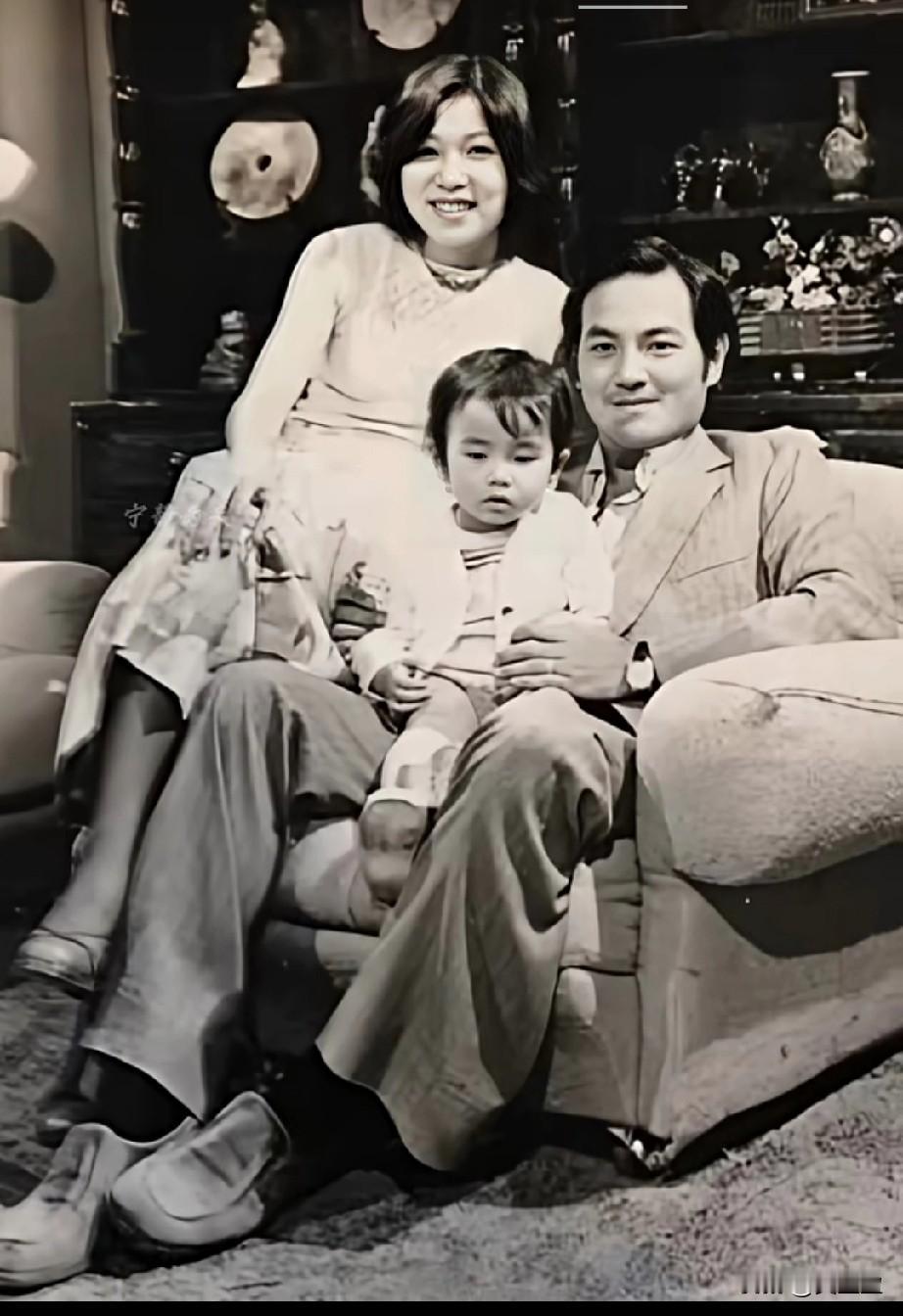 年轻时的父母颜值好高七十年代一见钟情的刘丹和李馥莹婚后第二年有了可爱的刘恺威