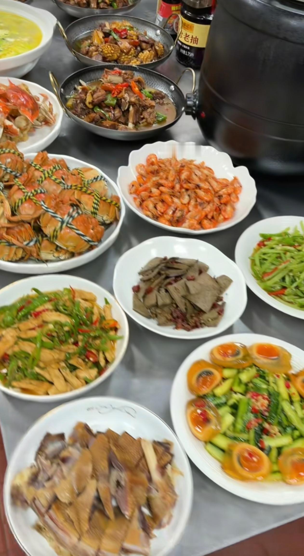 老公的堂哥开了一家小餐馆，生意非常火爆。由于是自家房子开店，省去了房租这笔大开销