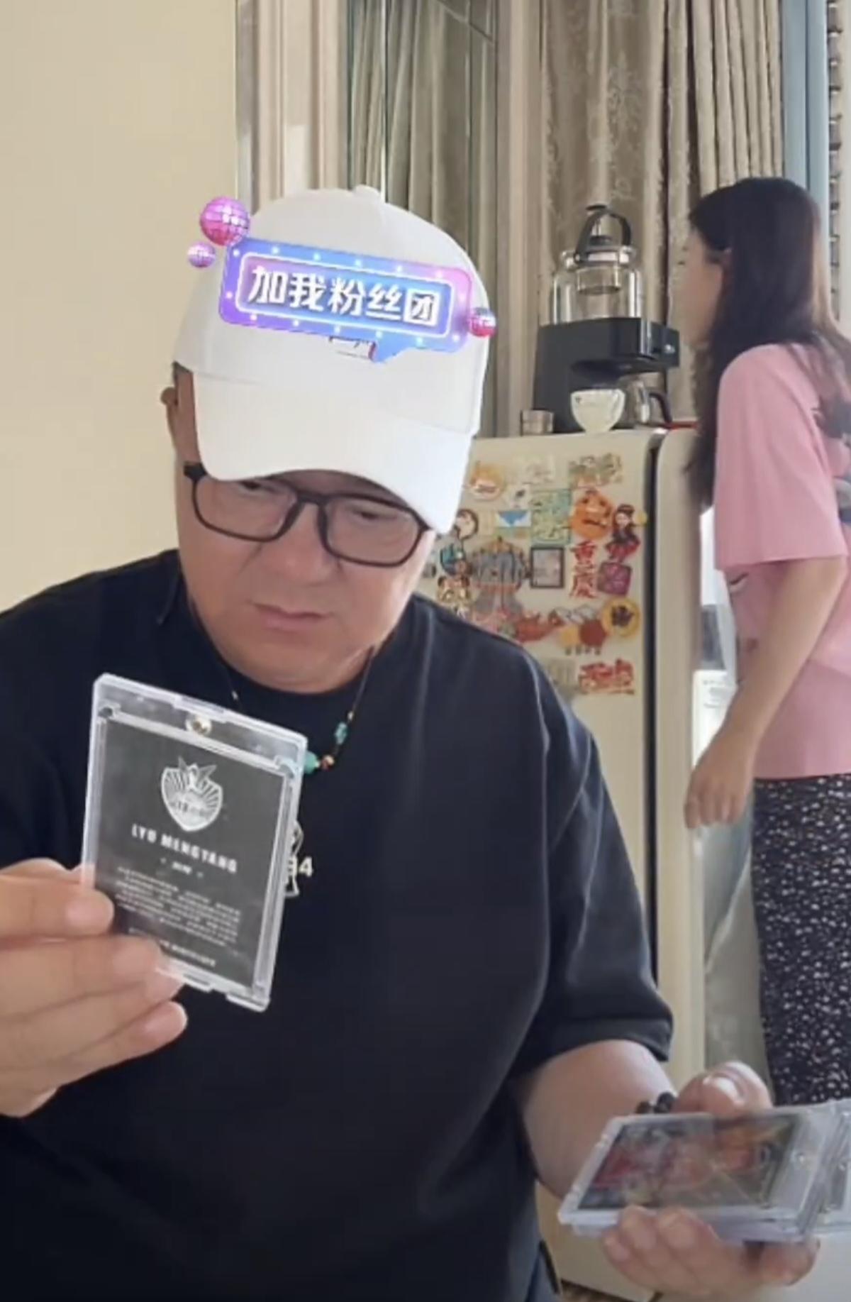 董路是谁作者加速成长计划董路回家与老婆孩子团圆，直言要回归家庭，多抽时间陪儿子训