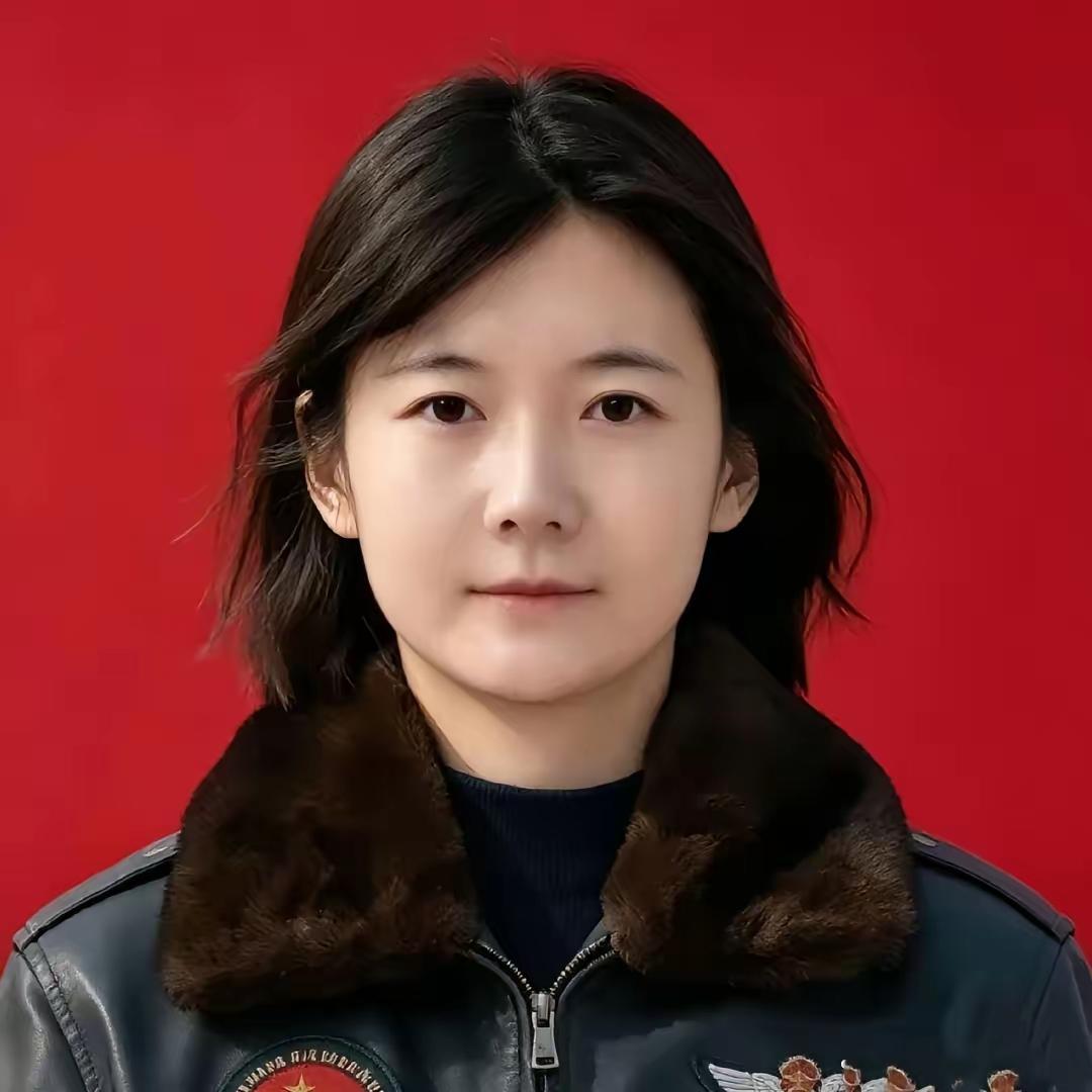 解放军的女飞行员见了不少了，女飞行教员还是第一次见，她是飞行员的老师，是王牌中的
