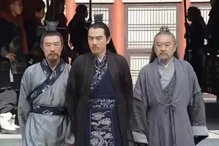 1369年，71岁朱升，向朱元璋辞行：“陛下，老臣要回家祭祖。”朱元璋欣然同意，