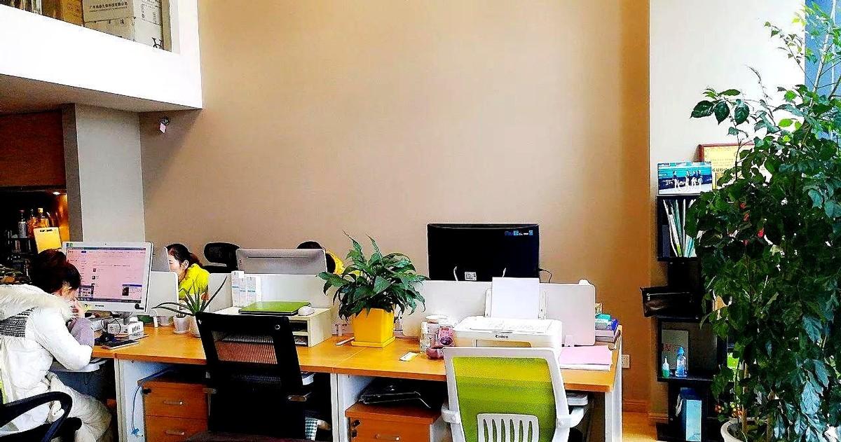 车间来了个小姑娘，快半个月了，昨天听说走了，原因是胜任不了。好可惜，都来半个月