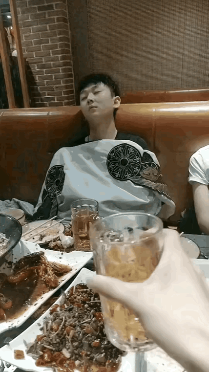 我站小哥哥这边，这才是清醒人。