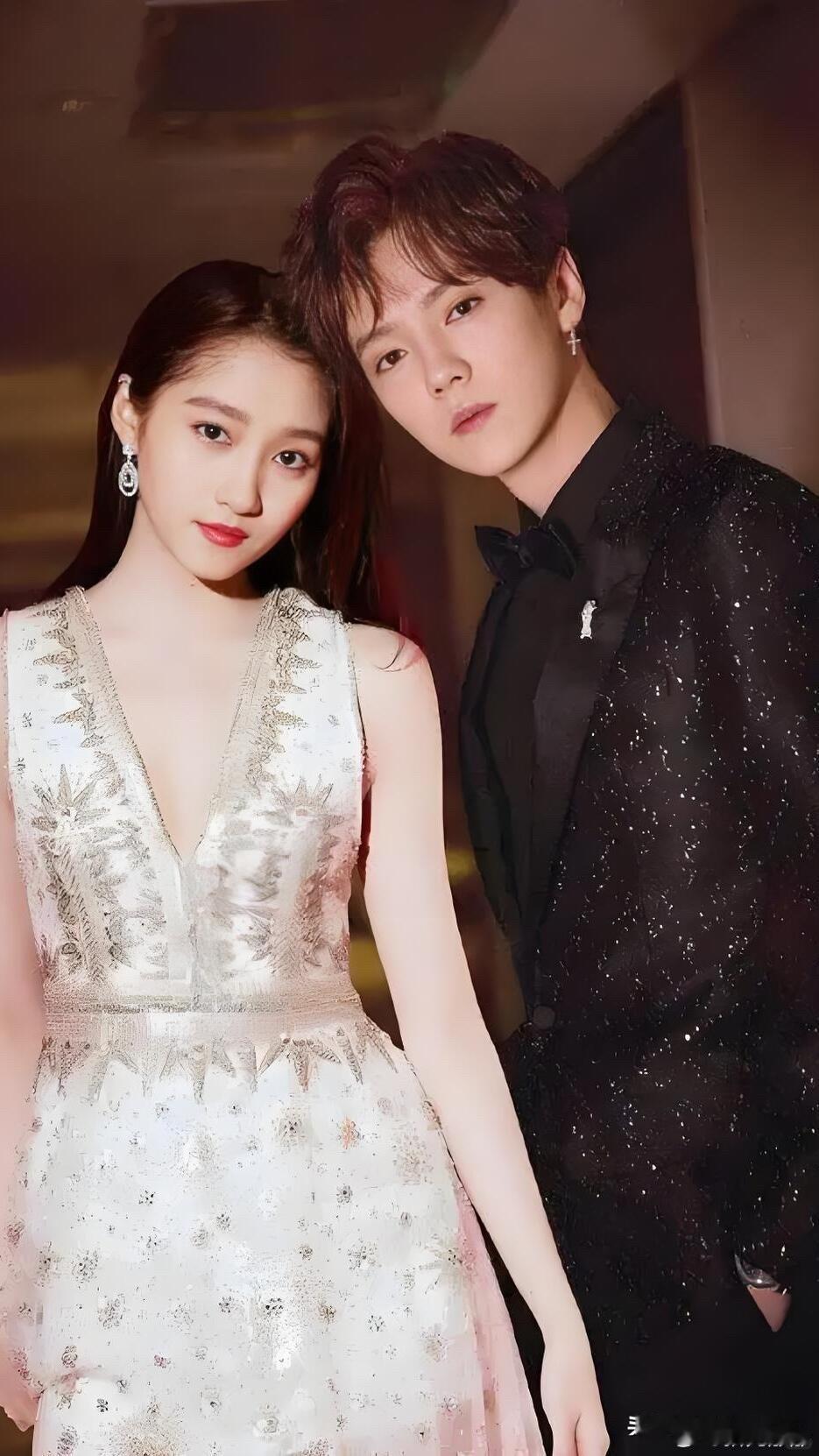 关晓彤估计后槽牙都咬碎了鹿晗演唱会牵起了粉丝的手，还边唱情歌，她没有想到鹿晗会