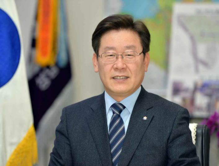 李在明，这位曾被寄予厚望的新一任韩国总统，仅仅一年多的时间就让他的政治人生来了个